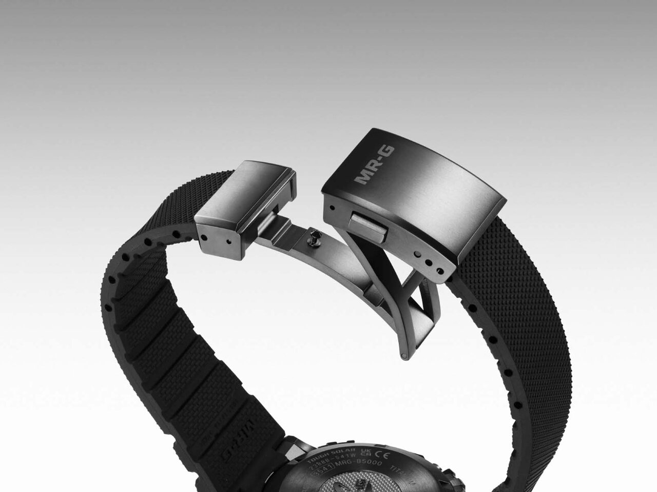 “G-SHOCK”最上位シリーズ最新作！　装着性の良いラバー製ストラップ採用の角型フォルム「MRG-B5000R」｜G-SHOCK