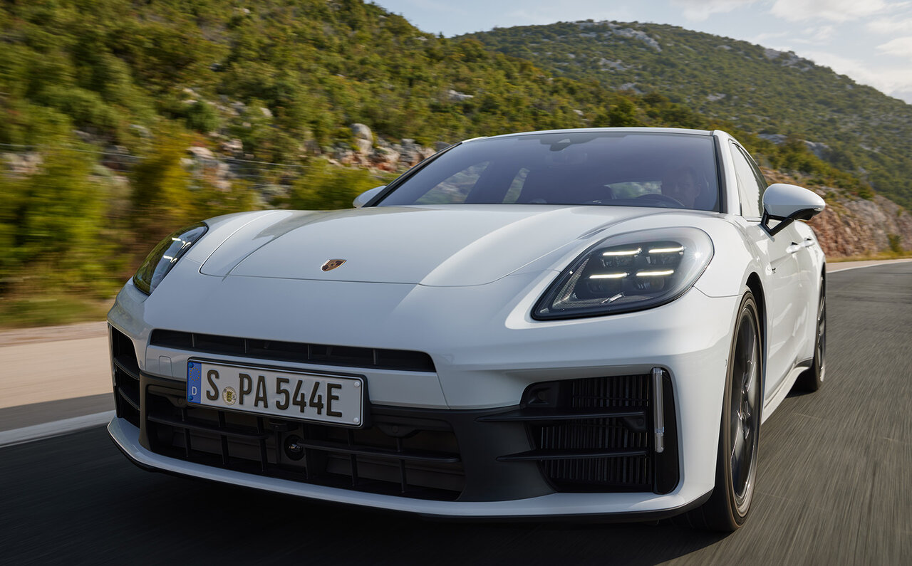 新ハイブリッドシステムで大幅パワーアップ──ポルシェ、新型パナメーラにPHEVモデルを導入｜Porsche