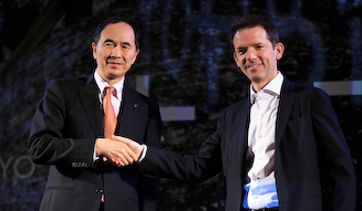 On the left is Renault Japon President Osamu Ohgoku, and on the right is Christophe Dupont.