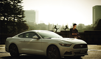 村上 淳が着こなす、最新のマスタング|Ford Mustang