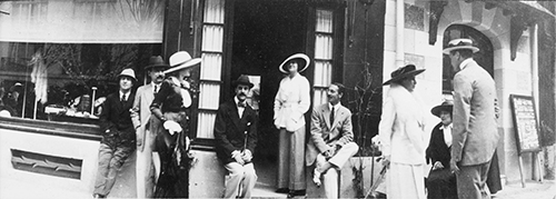 1913_Chanel_devant_Boutique_Deauville