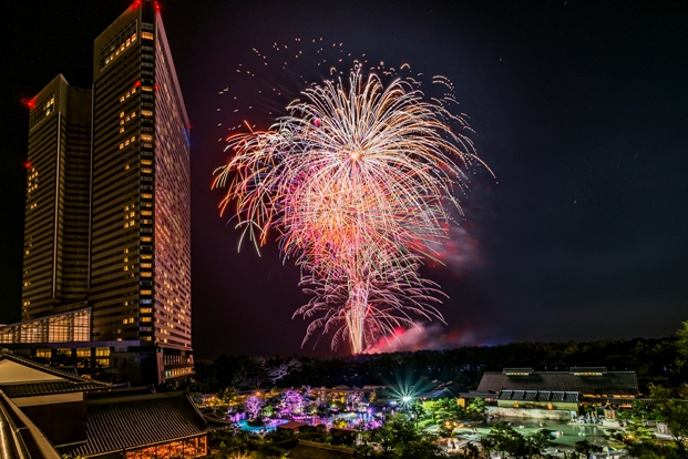 秋の夜空に満天花火