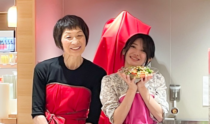 2月13日(日)に開催された「奈良の赤い宝石!恋するいちごクッキングフェア 」の様子 左:浜内千波先生 右:大西桃香さん