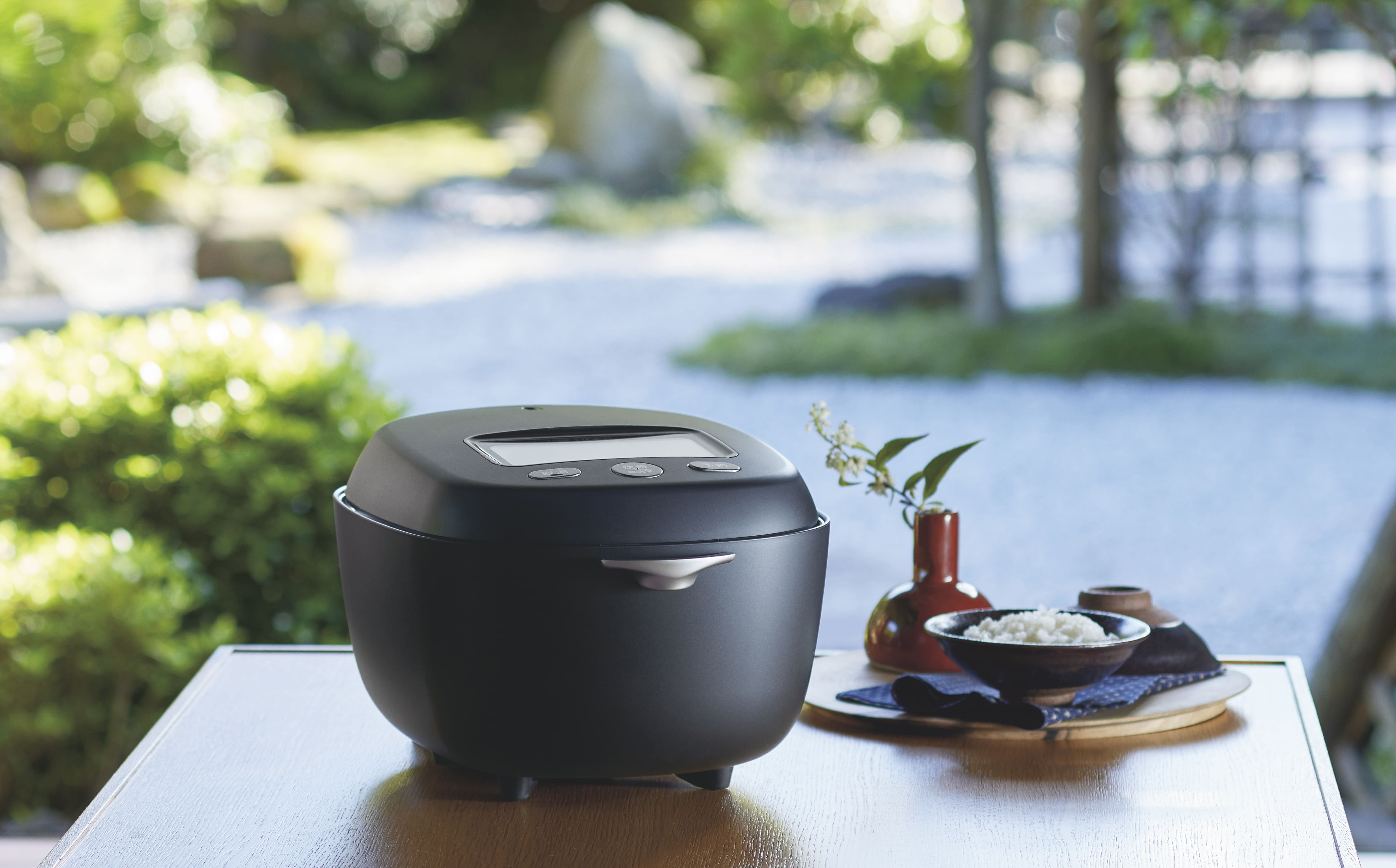Tiger Corporation celebrates its 100th anniversary with the "Tsuchi-nabe Go-hōbi Daki" JRX Series, its ultimate masterpiece. It maximizes the sweetness and distinctness of each grain of rice.