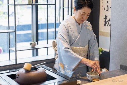 Experience the "heart of Japanese hospitality" with the proprietress of the long-established wagashi shop "Kyokasho Sasaya Iori" – exclusively for Daimaru Matsuzakaya Card members. Includes a special, same-day-only menu and a meticulously crafted Japanese afternoon tea. January 27, 2024 (Saturday).