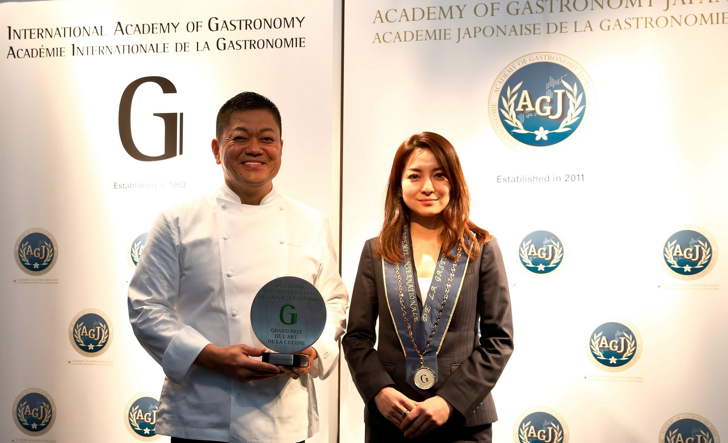Chef Yoshihiro Narisawa of "NARISAWA" in Minami-Aoyama, Tokyo, receives the Grand Prix from the International Academy of Gastronomy.