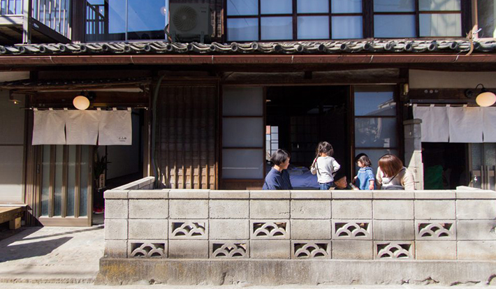 築80年の長屋を宿泊施設に。生糸の町富岡に誕生した まちやど「蔟屋 MABUSHI-ya」