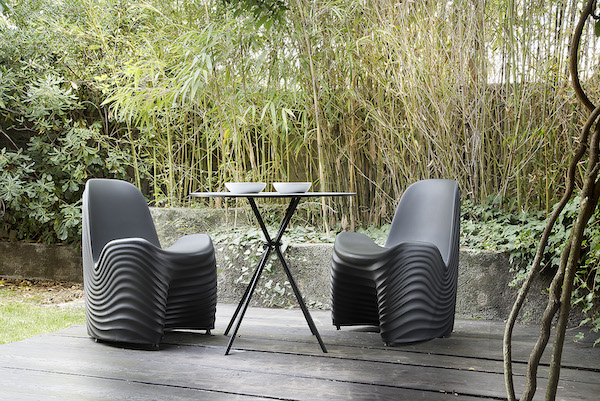 Features a drainage system and materials resistant to sunlight and rain. Lightweight and easy to move, making it ideal for outdoor use.