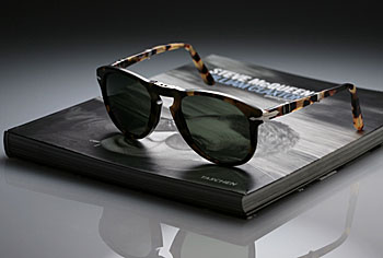 The Man Who Wore the "Arrow Mark" So Effortlessly<br><br>Steve McQueen's Legendary Persols Are Reissued!