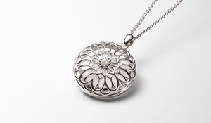MIKIMOTO｜母の日のプレゼントに、新作ペンダントルーペ - Web