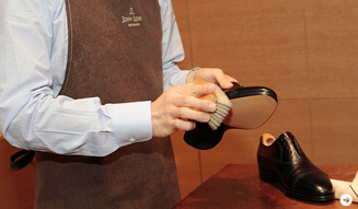 JOHN LOBB|毎日おこなうケア 01