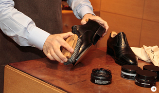 JOHN LOBB|月に一度の手入れ 04