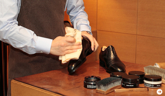 JOHN LOBB|月に一度の手入れ 06