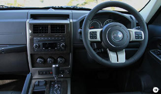 ジープ チェロキーに中間グレード「チェロキー スポーツクロス」が登場|JEEP|02