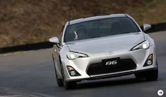 FRスポーツを操る喜びを手軽に─21世紀のあたらしい「トヨタ 86」に試乗｜TOYOTA｜07