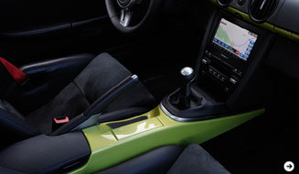 The 911's younger sibling and rival!? Test Drive: The Cayman R, Top Model of the Cayman! | Porsche | 06